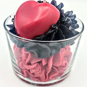 bougie chantilly rouge et noir avec un cœur